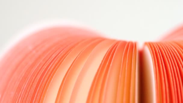 Extremamente close-up de notebook vermelho em forma de maçã — Vídeo de Stock