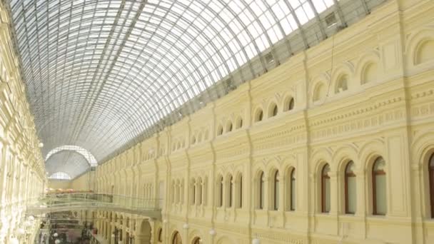 Interior del centro GUM en Moscú, Rusia . — Vídeo de stock
