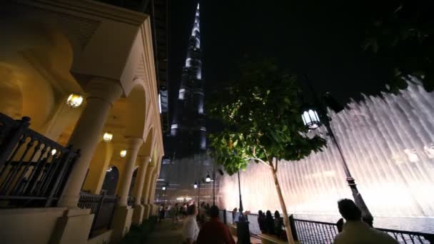 Nella città di Dubai durante lo spettacolo fontane a Dubai, Emirati Arabi Uniti — Video Stock