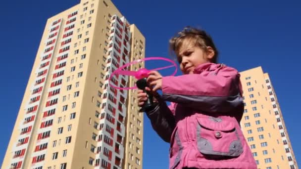 Chica corre helicóptero de juguete — Vídeos de Stock