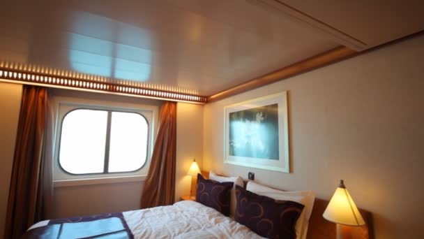 Внутренняя спальня пассажирского салона в круизном лайнере, горизонтальное панорамирование — стоковое видео