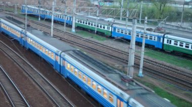 banliyö Elektrikli tren istasyonu yakınında demiryolu taşıma