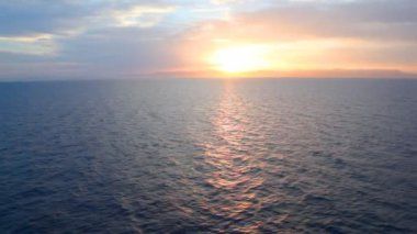Deniz günbatımı sırasında sallayarak, gemi hareket etmesini görüntülemek
