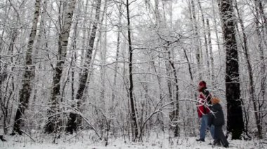 Baba ve oğul kar ormanda yürüyüş