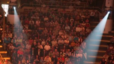 jongen klimt de trap te verlaten verouderde brug