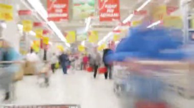 arabaları ile bir süpermarket, Moskova, Rusya.