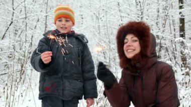 Anne ve çocuk ellerinde bengal ateşi ile