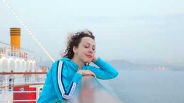 cruise gemi güverte üzerinde kadın stand