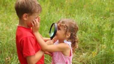 kardeş kardeşi objektifinden bakarak