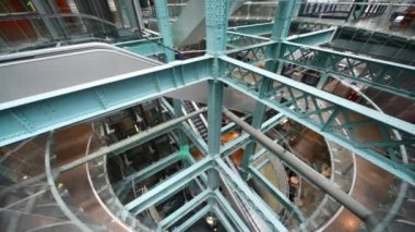 Yürüyen merdivenler ve merdiven ile fabrika çok düzeyli iç