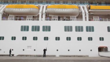 Cruise Gemi adamı tarafından yıkanır