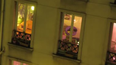 akşam: evin ışıklı pencereler.