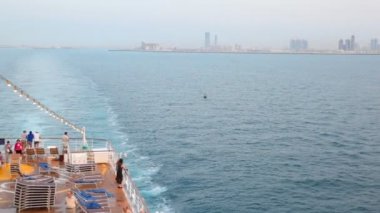 abu Dabi, Birleşik Arap Emirlikleri'nın başkenti yelken cruise gemi güvertesinde