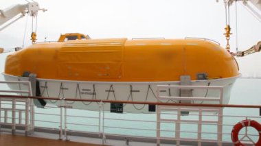 safeboat gemi güvertesinde yükleniyor