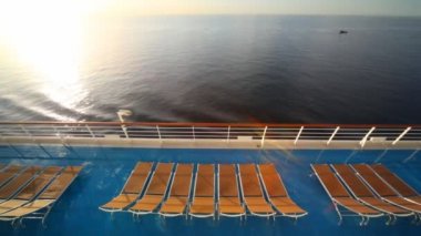 şezlonglar cruise gemi güverte üzerinde satır