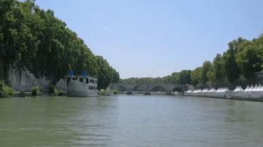 altında birçok archways Roma'da tiber Nehri Yolculuk