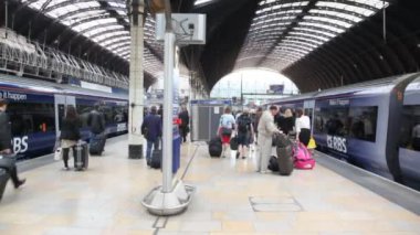 çanta ile platformda charing cross Station Londra, uk gidiyoruz