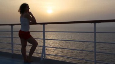 kadın stand güverte, cruise gemi ve deniz bakar