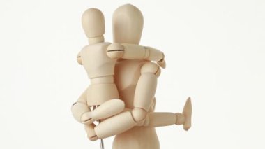 onun üst yarım vücut eller üzerinde oturan çocuk figürleri