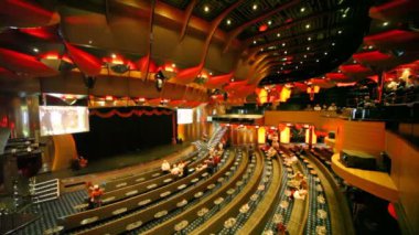 iki büyük ekran sahne ile konser salonu