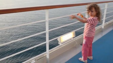 küçük kız cruise gemi güvertesinde anlamına gelir.