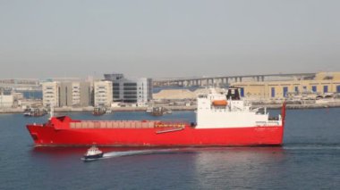 abu Dhabi, Birleşik Arap Emirlikleri city karşı su mavna ve kesici taşıma