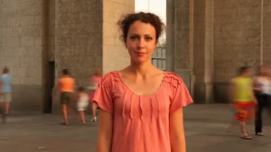 meydanda dikmişti kadındır.