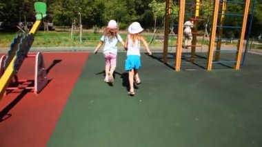 Kız çocuğun yerde merdiven ve dağlar kısa uçuşlar yuvarlak odasından acele