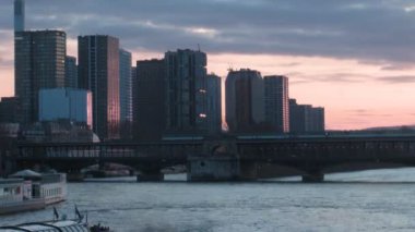 gökdelenler seine Nehri yakasında, Nehri Köprüsü.