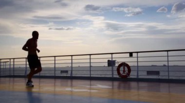 Güverte üzerinde koşan adam silüeti cruise gemisi