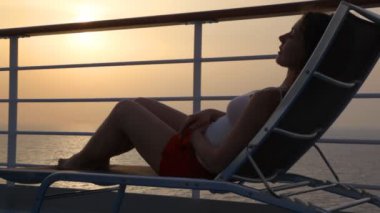 şezlong güverte üzerinde yatan kadın cruise liner
