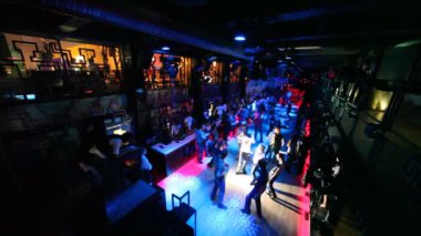 dan hakkında dans ve oturma üzerinde görüntülemek bar gece kulübünde