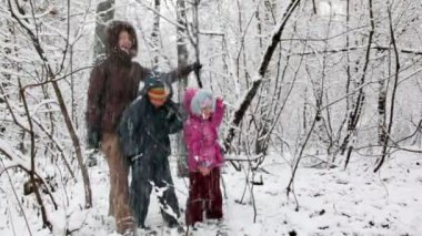 kar orman içinde çocuk anne