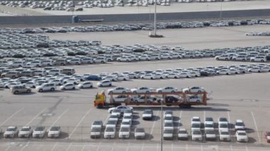 yeni otomobil otopark abu Dhabi, Birleşik Arap Emirlikleri ile sürüş otomobil taşıyıcı