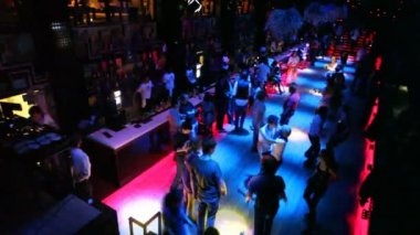 dan hakkında dans ve oturma üzerinde görüntülemek bar gece kulübünde