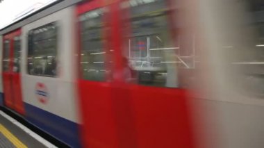 tüp tren istasyonuna Londra, İngiltere'de geliyor..