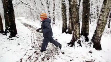 Kartopu ile çocuk kar ormanda tur çalışır