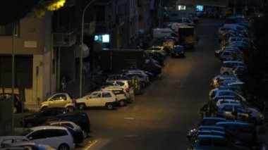 Close-up uitzicht op voertuig en menselijk verkeer op straat van rome bij nacht