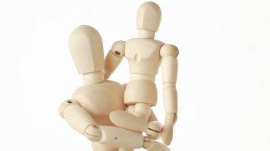 ahşap figürler onun ebeveyn eller üzerinde oturan çocuğun