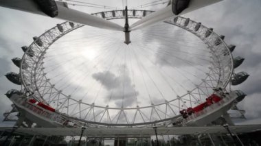 Londra Londra göz büyük tekerlek ünlü sembolünün alttan görünüm