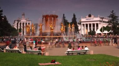 Tüm Rusya Fuar Merkezi (vdnkh) ile çeşme Meydanı.