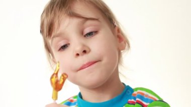 küçük kız yalama lolipop tavuk formunda