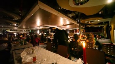 Yangın gösterisinde büyüleyici restoranında akşam Dubai, Birleşik Arap Emirlikleri.