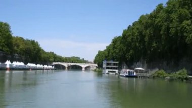 altında birçok archways Roma'da tiber Nehri Yolculuk