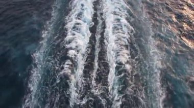 cruise gemi deniz su yüzeyinde iz