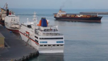 yolcu gemilerine ve kargo mavna içinde seaport abu Dhabi, Birleşik Arap Emirlikleri