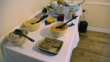 kamera, kafede boş tablolar gıdalardan taşır.