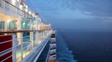 Oğlum yürüyüşler gece deniz gemi cruise