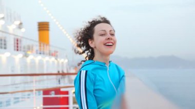 cruise gemi güverte üzerinde kadın stand