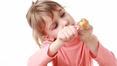 küçük kız lolipop kapağını kaldırmak için çalışıyor